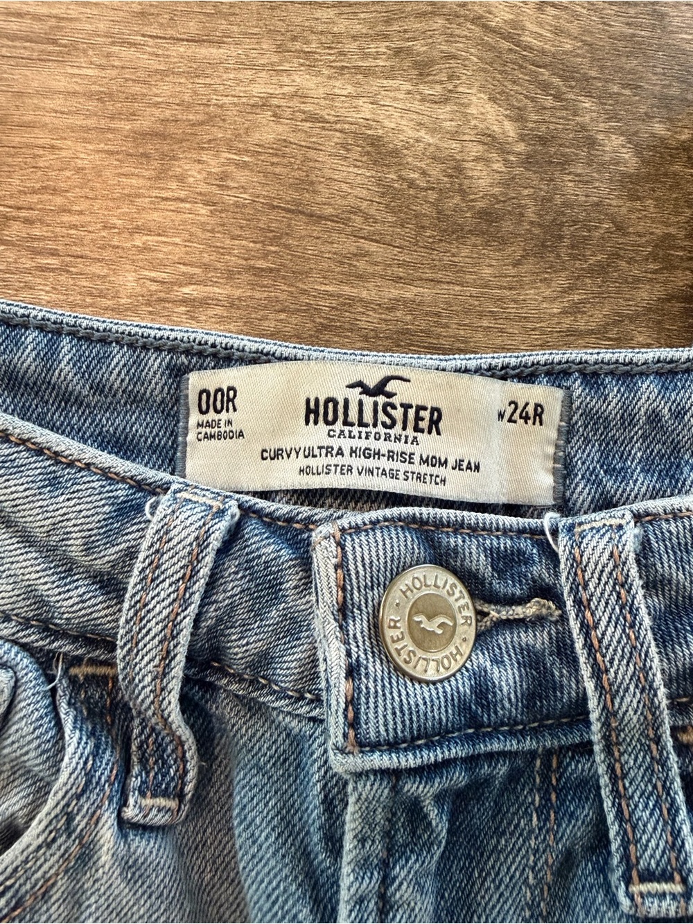 Hollister Light Blue High-Rise Curvy Mom Jeans